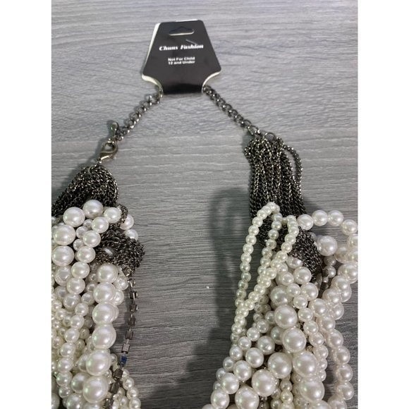 New Woman Small Adjustable Faux Pearl With Diamonds Necklace - Picture 5 of 6